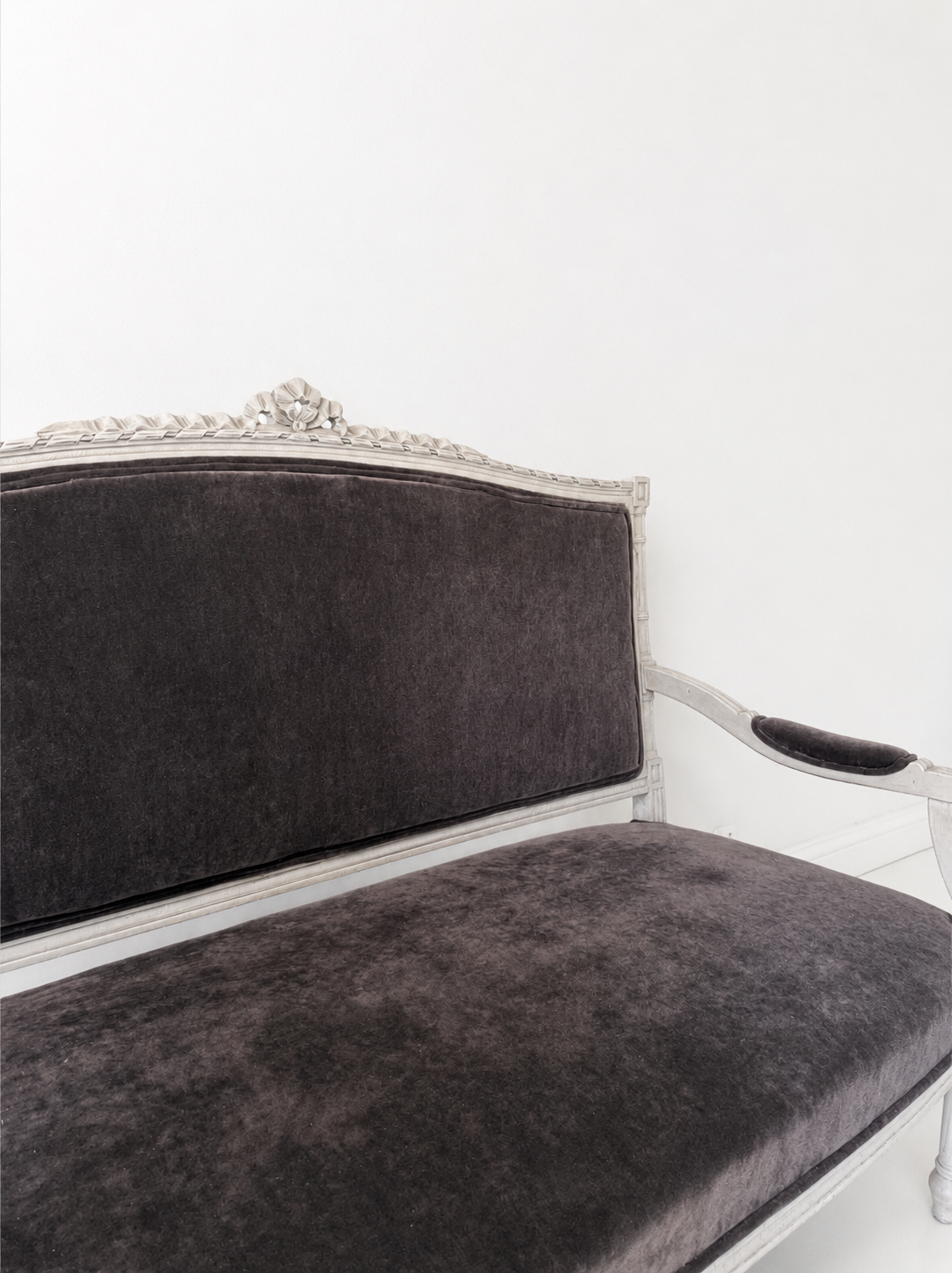 Louis XVI Settee in Grey Velvet